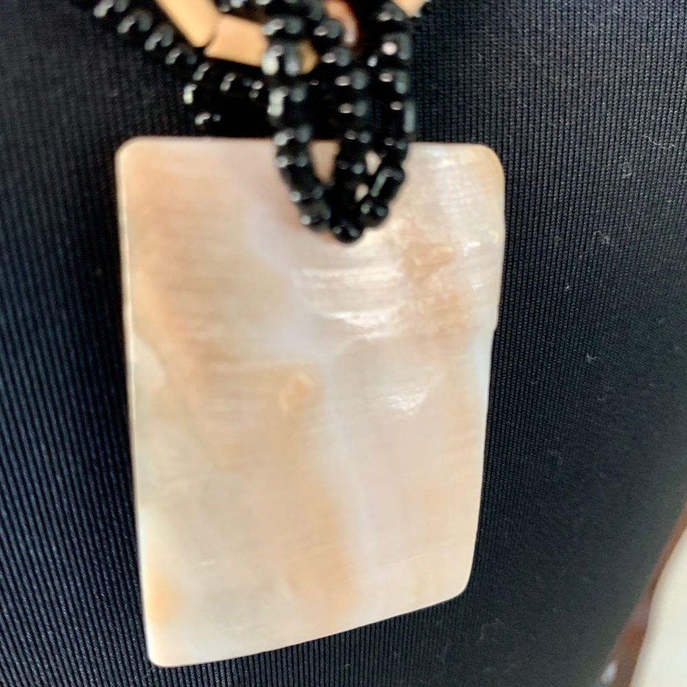Shell pendant necklace - Picture 4 of 10